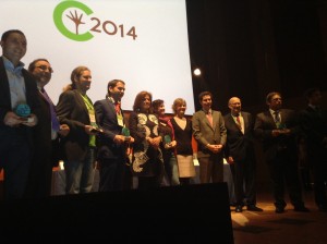 Fotografía de los representantes de los proyectos premiados con los invitados a la gala
