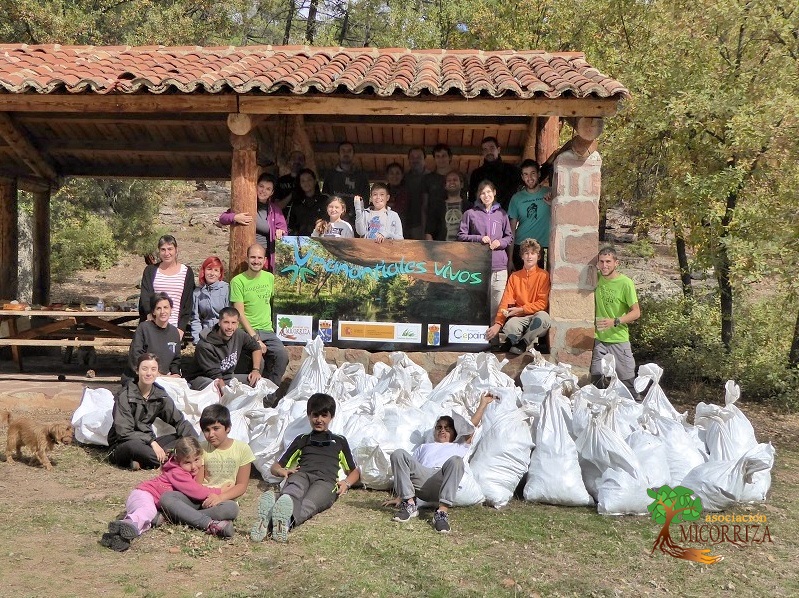 Foto grupal al finalizar la limpieza del Barranco del Hocinillo.